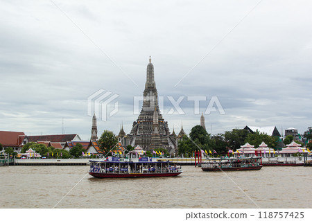 Wat Arun with the Chao Phraya River and boats in front Wat Arun with the Chao Phraya River and boats in front 118757425