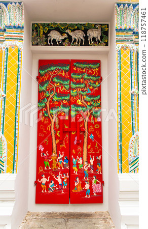 pattern on the door in thai temple 118757461