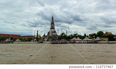 Wat Arun with the Chao Phraya River and boats in front 118757467
