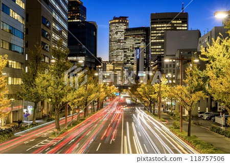 名古屋市、櫻通街銀杏樹夜景和名古屋站建築物 118757506