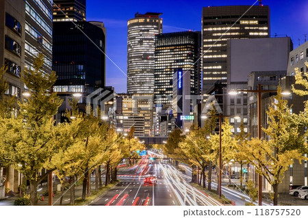 名古屋市、櫻通街銀杏樹夜景和名古屋站建築物 118757520