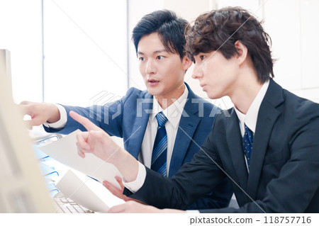 男性商人在辦公室進行討論 118757716