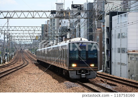 通勤列車抵達東海道本線佐倉宿川站 通勤列車抵達東海道本線佐倉宿川站 118758160