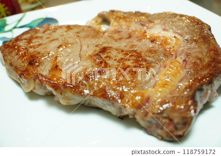 Oily meat is delicious 118759172