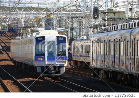 Nankai train line crowded during morning rush hour (Shin-Imamiya to Imamiya-Ebisu) 118759525
