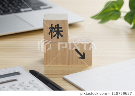 一塊積木，上面寫著股票向下箭頭 118759637