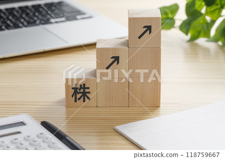 其上寫著股票向上箭頭的積木 118759667