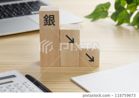 A building block with a silver arrow 118759673