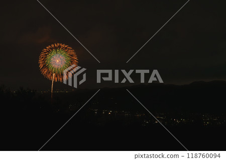 Large fireworks blooming in the summer night sky at the Mikkabi Fireworks Festival (Shizuoka Prefecture) Large fireworks blooming in the summer night sky at the Mikkabi Fireworks Festival (Shizuoka Prefecture) 118760094