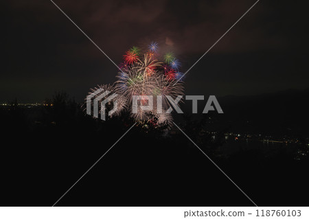 三日花火大會（靜岡縣）夏季夜空中綻放的大型煙火 118760103