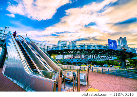 日本橫濱城市景觀的新景觀。 Shinko Circle Walk和手扶梯。橫濱地標塔位於右後方 118760116