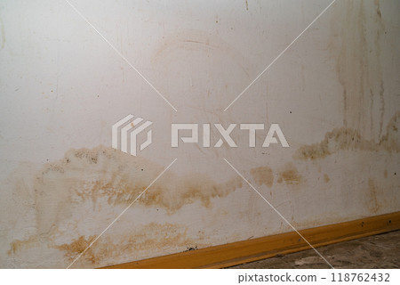Flooding rainwater or floor heating systems, causing damage, peeling paint and mildew 118762432