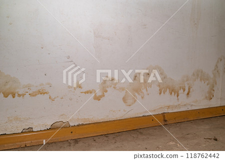 Flooding rainwater or floor heating systems, causing damage, peeling paint and mildew 118762442