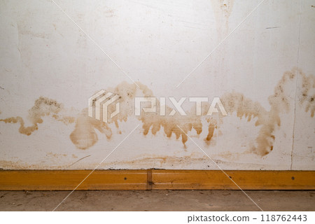 Flooding rainwater or floor heating systems, causing damage, peeling paint and mildew 118762443