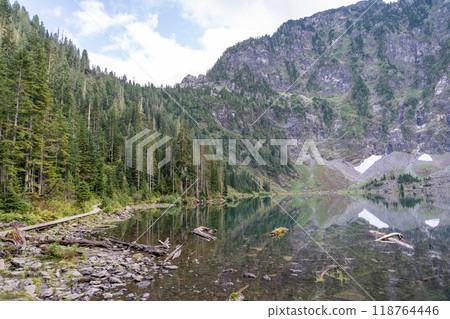 Stunning views of Lake 22 on a cloudy day in Washington State. 118764446