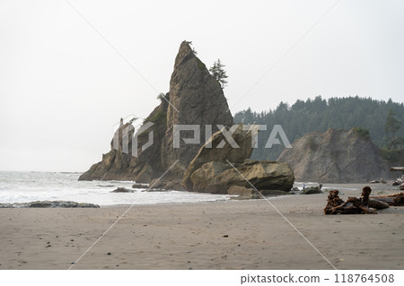 A beautiful view of Split Rock at Rialto Beach on a cloudy day. A beautiful view of Split Rock at Rialto Beach on a cloudy day. 118764508