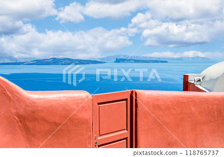 Oia, Santorini, views of the white houses with their cobbled streets. Village bathed by the South Aegean Sea, in the Cyclades, Greece 118765737