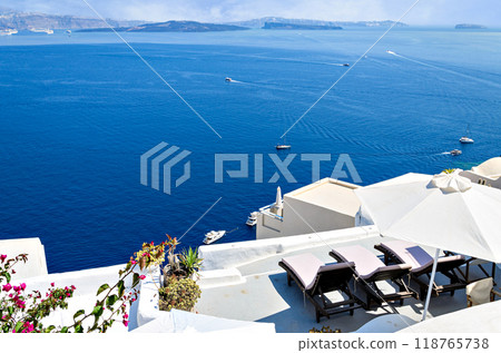 Oia, Santorini, views of the white houses with their cobbled streets. Village bathed by the South Aegean Sea, in the Cyclades, Greece 118765738