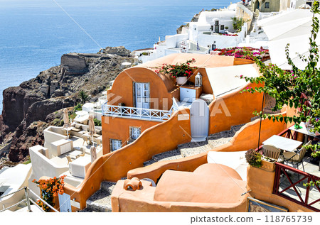 Oia, Santorini, views of the white houses with their cobbled streets. Village bathed by the South Aegean Sea, in the Cyclades, Greece 118765739