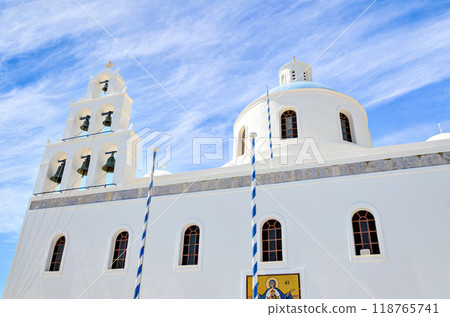 Oia, Santorini, views of the white houses with their cobbled streets. Village bathed by the South Aegean Sea, in the Cyclades, Greece 118765741