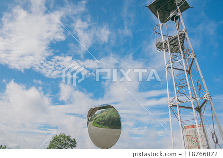 Fire watchtower and convex mirror [Summer] 118766072