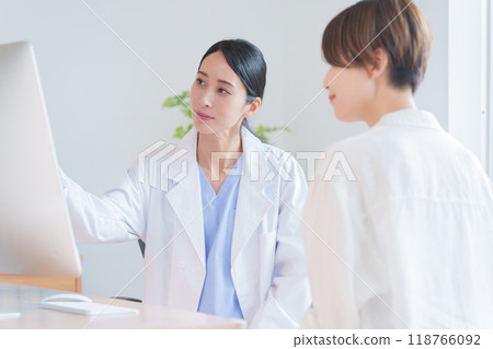 Doctor examining patients 118766092