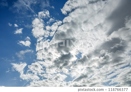 藍天上漂浮的雲朵形狀【背景素材】 118766377