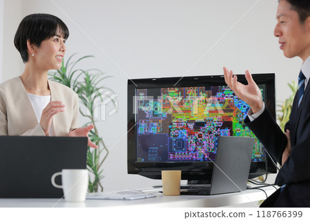 Male and female business people discussing design policy_1 118766399