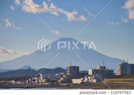 [茅崎市]從茅崎海岸看到的富士山 118767563