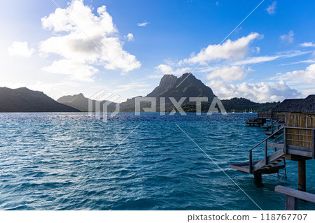 從漂浮的小屋看到的海 118767707