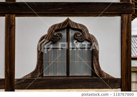 The "Kato-mado" found in traditional Japanese buildings is a window with a flame-shaped upper frame. The "Kato-mado" found in traditional Japanese buildings is a window with a flame-shaped upper frame. 118767800