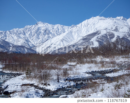 冬天的北阿爾卑斯山、五龍山和長野縣白馬村松川 冬天的北阿爾卑斯山、五龍山和長野縣白馬村松川 118767819