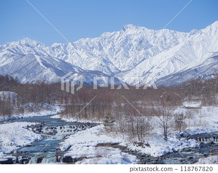 冬天的北阿爾卑斯山、五龍山和長野縣白馬村松川 冬天的北阿爾卑斯山、五龍山和長野縣白馬村松川 118767820