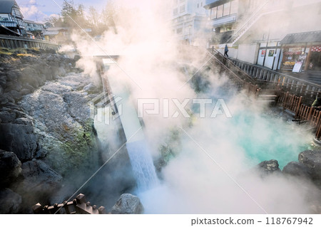 蒸氣環繞的熱水瀑布 118767942