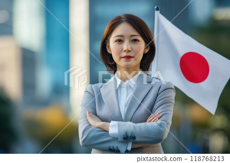 穿著西裝的日本女性站在日本國旗前（日本代表、外交、海外旅行、政治家、政治活動） 118768213