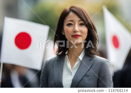 穿著西裝的日本女性站在日本國旗前(日本代表、外交、海外旅行、政治家、政治活動) 穿著西裝的日本女性站在日本國旗前(日本代表、外交、海外旅行、政治家、政治活動) 118768214