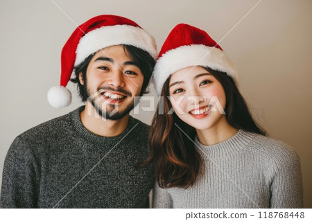 日本情侶戴著聖誕帽享受聖誕節（戀人、約會、徵婚、配對應用程式、冬衣、 118768448