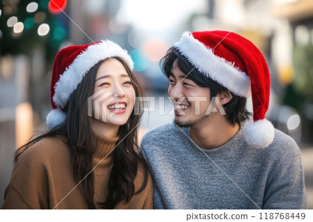 日本情侶戴著聖誕帽享受聖誕節（戀人、約會、徵婚、配對應用程式、冬衣、 118768449