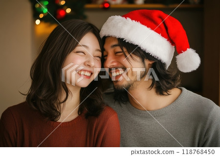 日本情侶戴著聖誕帽享受聖誕節（戀人、約會、徵婚、配對應用程式、冬衣、 118768450