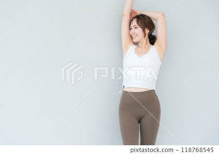 穿著瑜珈服/運動服的女人 118768545