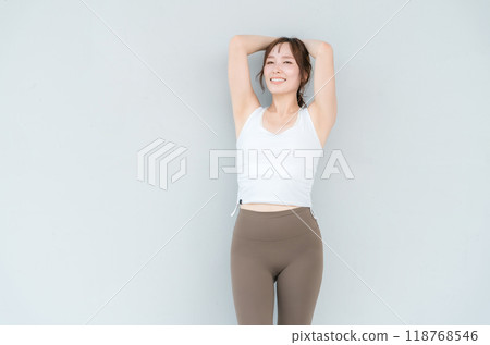 穿著瑜珈服/運動服的女人 118768546