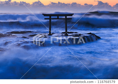 The rough waves of Oarai and the Isozaki Torii 118768579
