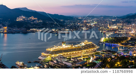 進入長崎港的客船（阿多拉魔法城） 從鍋官山眺望夜景全景【長崎市】 118768998