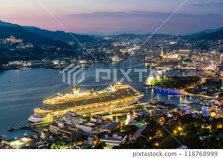 長崎港客船抵達（阿多拉魔法城）鍋官山夜景【長崎市】 118768999