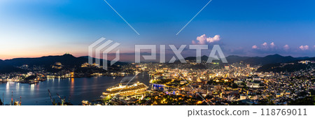 進入長崎港的客船(阿多拉魔法城) 從鍋官山眺望夜景全景【長崎市】 進入長崎港的客船(阿多拉魔法城) 從鍋官山眺望夜景全景【長崎市】 118769011