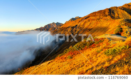 Climbing Mt. Karamatsu in autumn (Dawn: View of Mt. Goryu and Mt. Kashima-Yari) 118769060