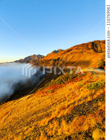 Climbing Mt. Karamatsu in autumn (Dawn: View of Mt. Goryu and Mt. Kashima-Yari) 118769061