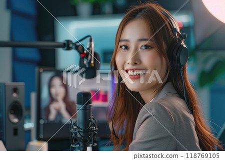 一名女上班族在她的房間拍攝影片分發（副業、直播分發、YouTube、YouTuber、創作者） 118769105