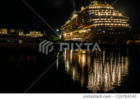 長崎港客船抵達(阿多拉魔法城) 從水部之森公園看到的夜景【長崎市】 長崎港客船抵達(阿多拉魔法城) 從水部之森公園看到的夜景【長崎市】 118769143
