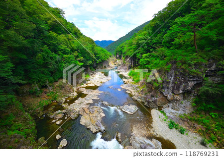 Ryuokyo Gorge, a hidden river surrounded by fresh greenery 118769231